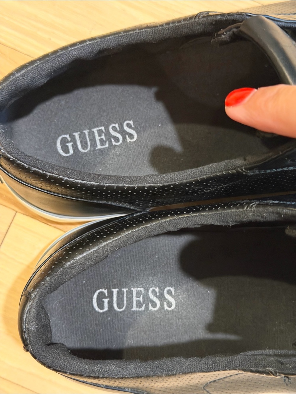 Men’s GUESS black Mitt 2 Slip On shoes! Size 11.5 - Picture 3 of 5